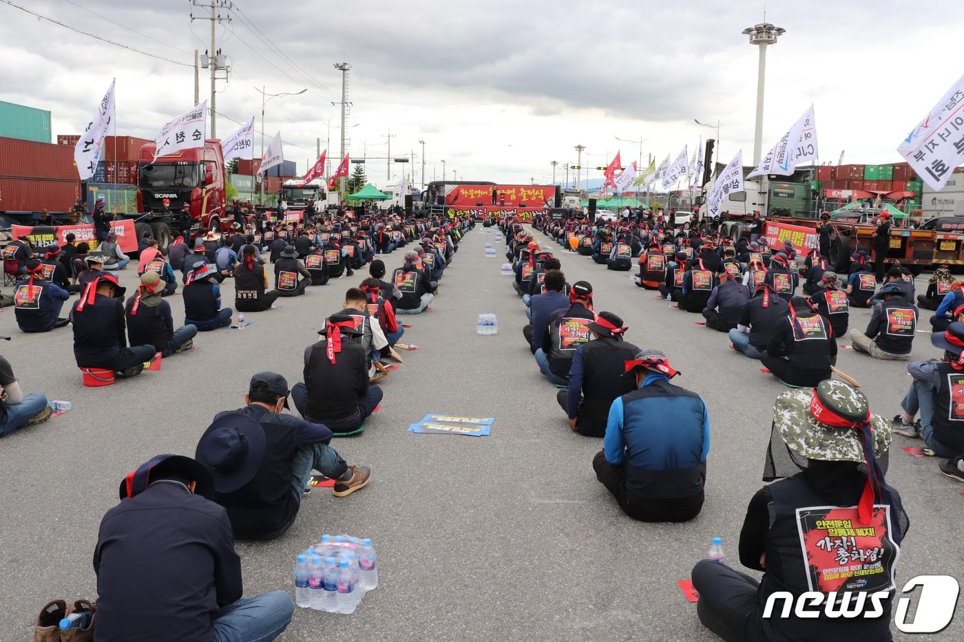 본문 이미지 - 전국민주노동조합연맹 공공운수노조 화물연대 전남본부는 7일 전남 광양항에서 광양·여수지역 등 노조원 1500여명이 참석한 가운데 '안전운임 일몰제 폐지' 등을 촉구하는 출정식을 갖고 총파업을 하고 있다.(여수광양항만공사 제공)2022.6.7/뉴스1 ⓒ News1 김동수 기자