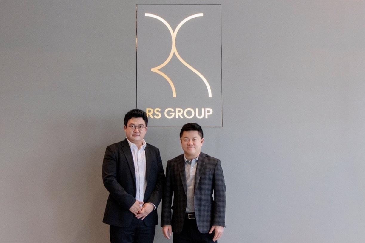 본문 이미지 - 이경민 맘스터치앤컴퍼니 전략기획본부장(좌)과 수라차이 체초티삭 RS 그룹 CEO가 마스터 프랜차이즈 계약 체결식을 맺고 있다.ⓒ 뉴스1