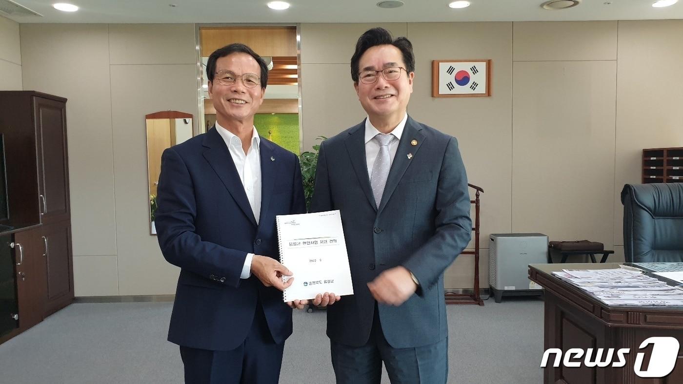 본문 이미지 - 8일 조병옥 충북 음성군수(왼쪽)가 정부세종청사를 방문해 정황근 농림부장관에게 현안사업 건의카드를 전달하고 있다.(음성군 제공)2022.6.8/ⓒ 뉴스1