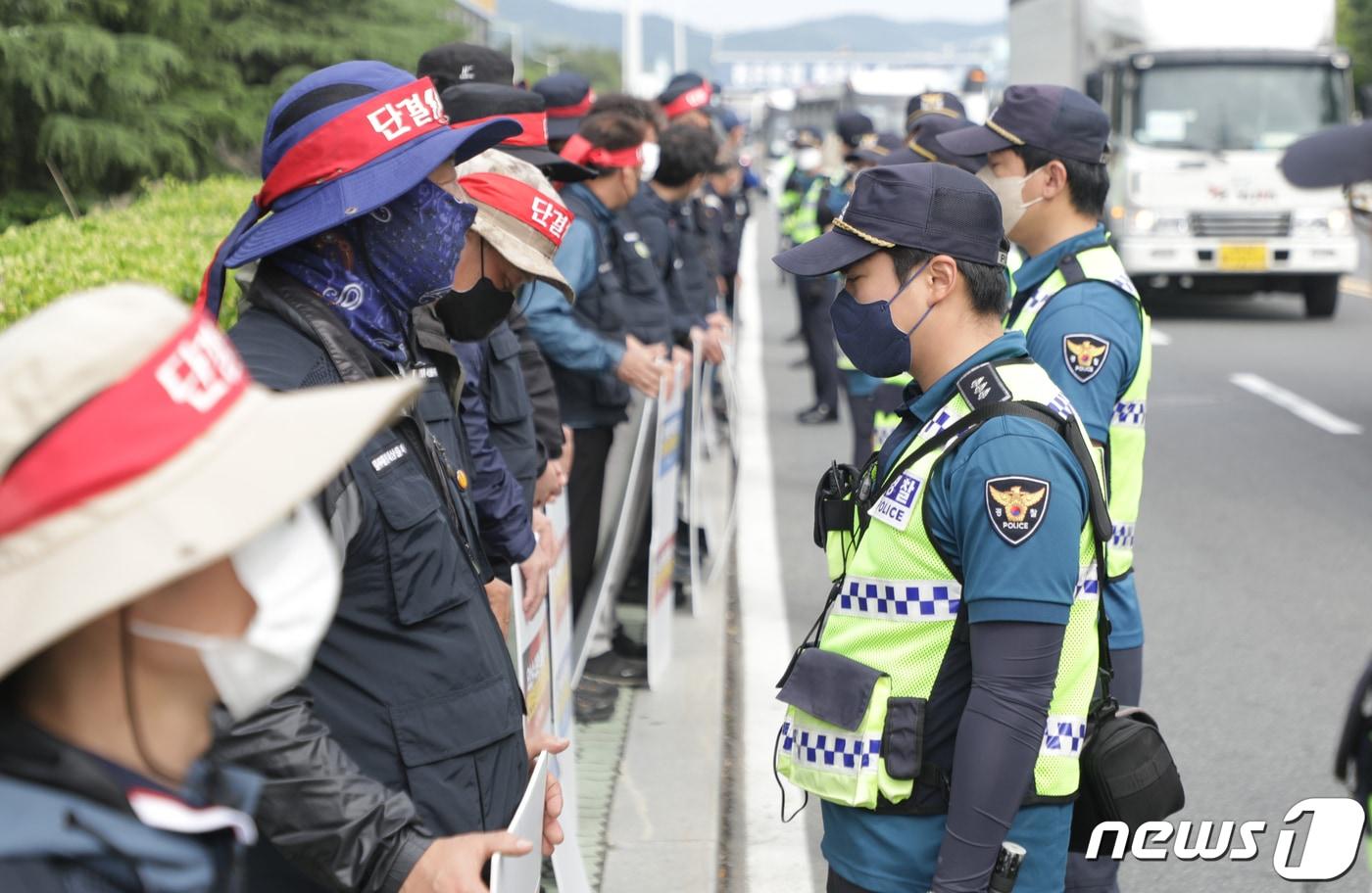 본문 이미지 - 화물연대 총파업 이틀째인 8일 울산시 북구 현대자동차 명촌정문 앞에서 화물연대 울산본부 소속 조합원들이 경찰과 대치하고 있다. 2022.6.8/뉴스1 ⓒ News1 조민주 기자