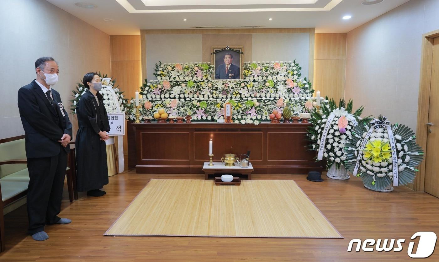 KBS의 장수 프로그램 '전국노래자랑' 현역 최고령 진행자 송해의 빈소가 8일 서울 종로구 서울대학교 병원 장례식장에 차려져 있다. 8일 경찰과 의료계에 따르면 송해는 이날 자택에서 별세했다. 향년 95세. 1927년생인 송해는 '바다 해'자를 예명 삼아 1955년 창공악극단을 통해 연예계에 데뷔, 1988년에 전국노래자랑 진행자를 맡아 34년 동안 방송을 이끌었다. 발인은 10일. 2022.6.8/뉴스1 ⓒ News1 사진공동취재단