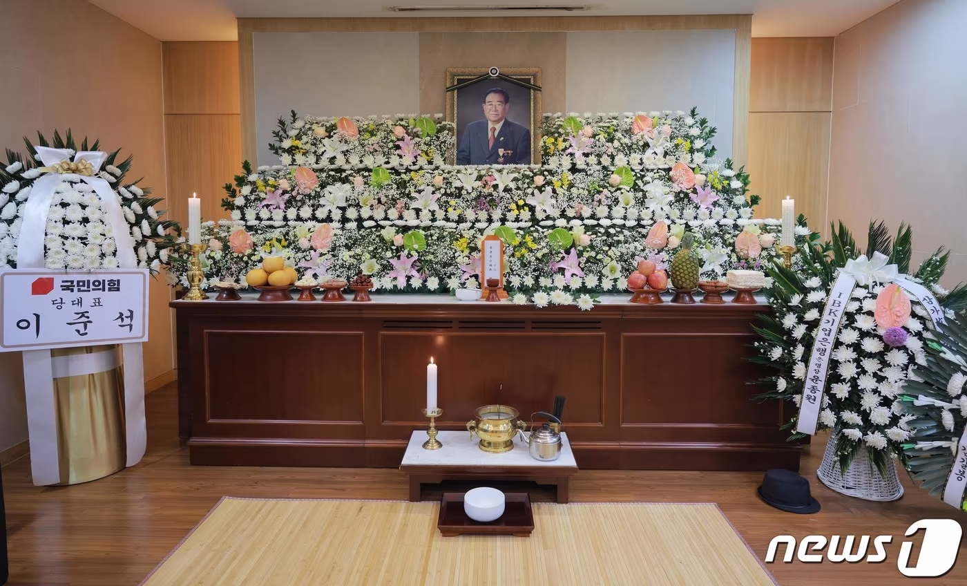 KBS의 장수 프로그램 '전국노래자랑' 현역 최고령 진행자 송해의 빈소가 8일 서울 종로구 서울대학교 병원 장례식장에 차려져 있다. 8일 경찰과 의료계에 따르면 송해는 이날 자택에서 별세했다. 향년 95세. 1927년생인 송해는 '바다 해'자를 예명 삼아 1955년 창공악극단을 통해 연예계에 데뷔, 1988년에 전국노래자랑 진행자를 맡아 34년 동안 방송을 이끌었다. 발인은 10일. 2022.6.8/뉴스1 ⓒ News1 사진공동취재단