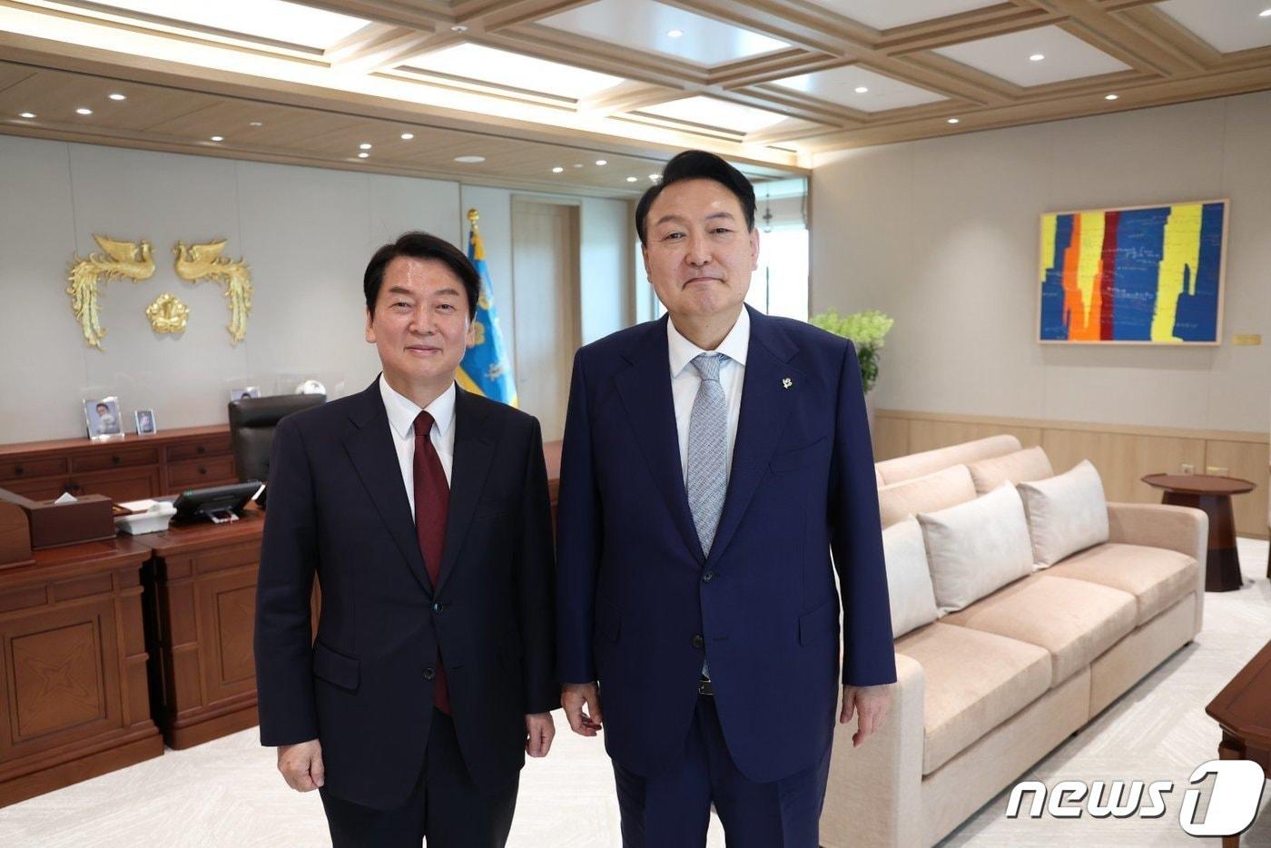 안철수 국민의힘 의원이 2022년 6월 7일 서울 용산 대통령실 청사에서 윤석열 대통령에게 대통령직 인수위원회 백서를 전달, 기념 촬영을 하고 있다. (안철수 의원실 제공) ⓒ 뉴스1