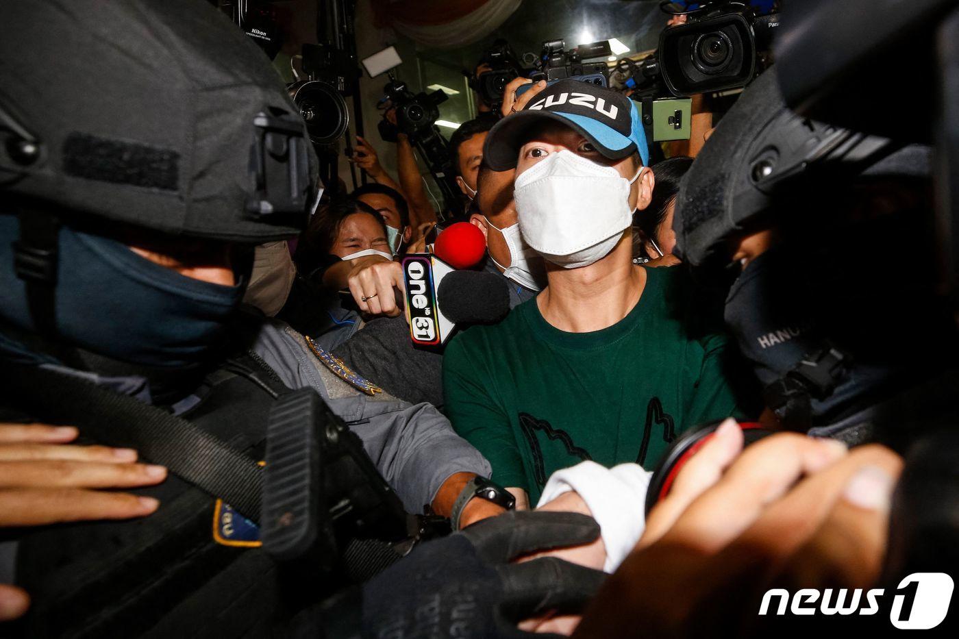 태국 북부 나콘사완주의 경찰서에서 재직한 전 서장이 비닐 봉지로 마약 용의자를 고문해 숨지게 한 혐의로 8일 종신형을 선고받았다. 사진은 지난해 자수 때 모습. ⓒ AFP=뉴스1