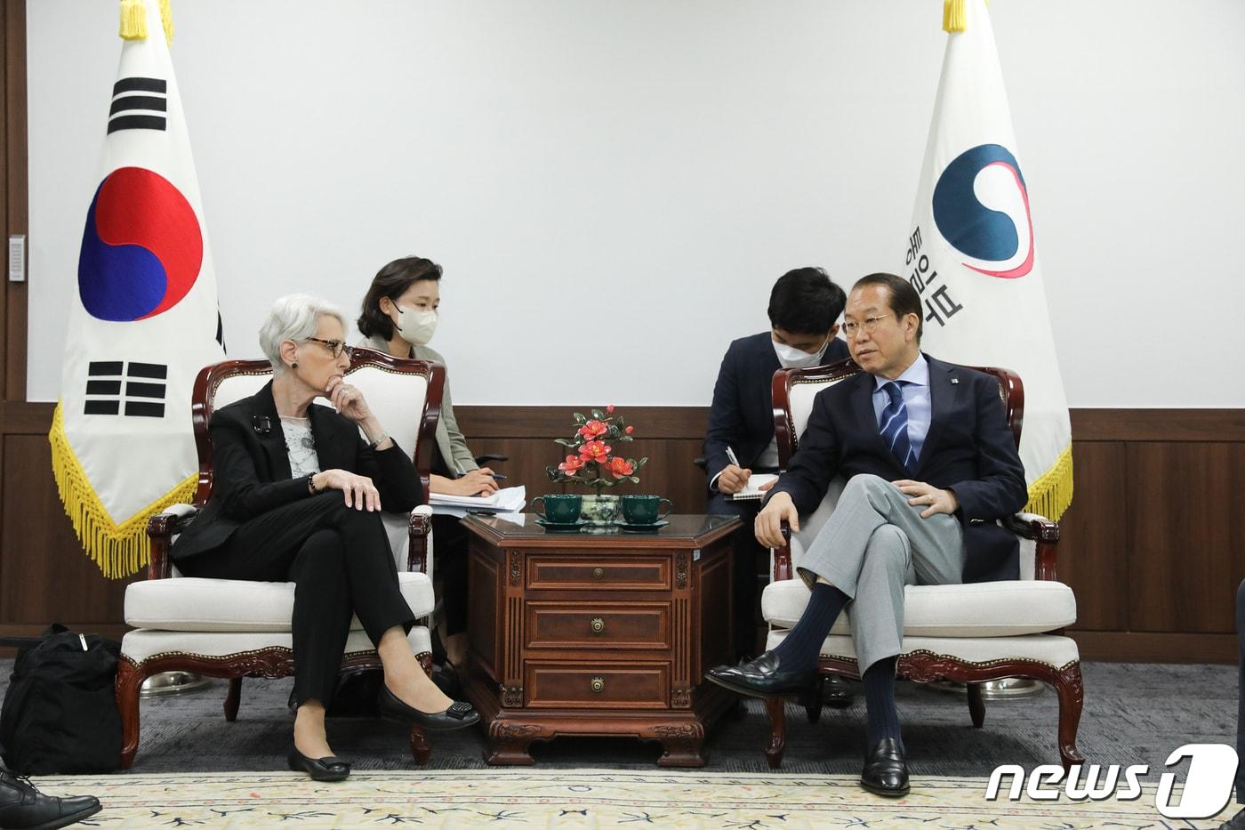 본문 이미지 - 웬디 셔먼 미국 국무부 부장관과 권영세 통일부 장관이 면담을 하고 있다.(통일부 제공)ⓒ 뉴스1