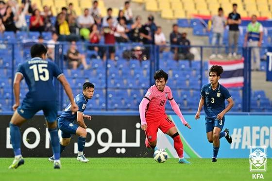 본문 이미지 - U-23 대표팀 정상빈이 8일(이하 한국시간) 우즈베키스탄 타슈켄트의 파흐타코르 스타디움에서 열린 태국과의 2022 U-23 아시아축구연맹(AFC) 아시안컵 C조 조별리그 3차전에서 드리블을 하고 있다. (대한축구협회 제공) 2022.6.8/뉴스1