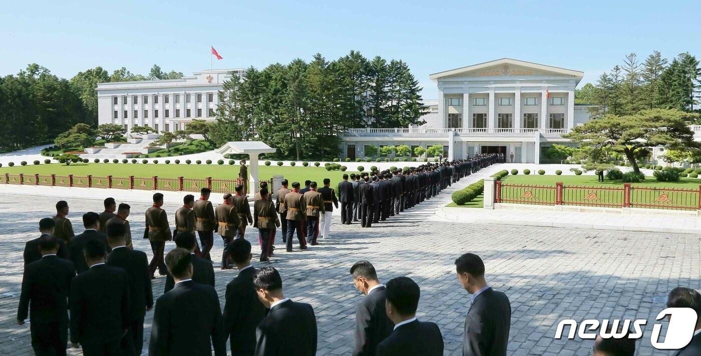 본문 이미지 - (평양 노동신문=뉴스1) = 북한 조선노동당 중앙위원회 제8기 제5차 전원회의 확대회의가 8일 소집됐다고 당 기관지 노동신문이 9일 보도했다. [국내에서만 사용가능. 재배포 금지. DB 금지. For Use Only in the Republic of Korea. Redistribution Prohibited] rodongphoto@news1.kr