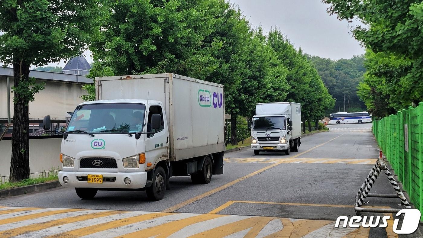 본문 이미지 - 9일 오전 하이트진로 이천공장에 CU 차량이 소주 제품을 직접 받으러 오고 있다.ⓒ 뉴스1 이주현 기자