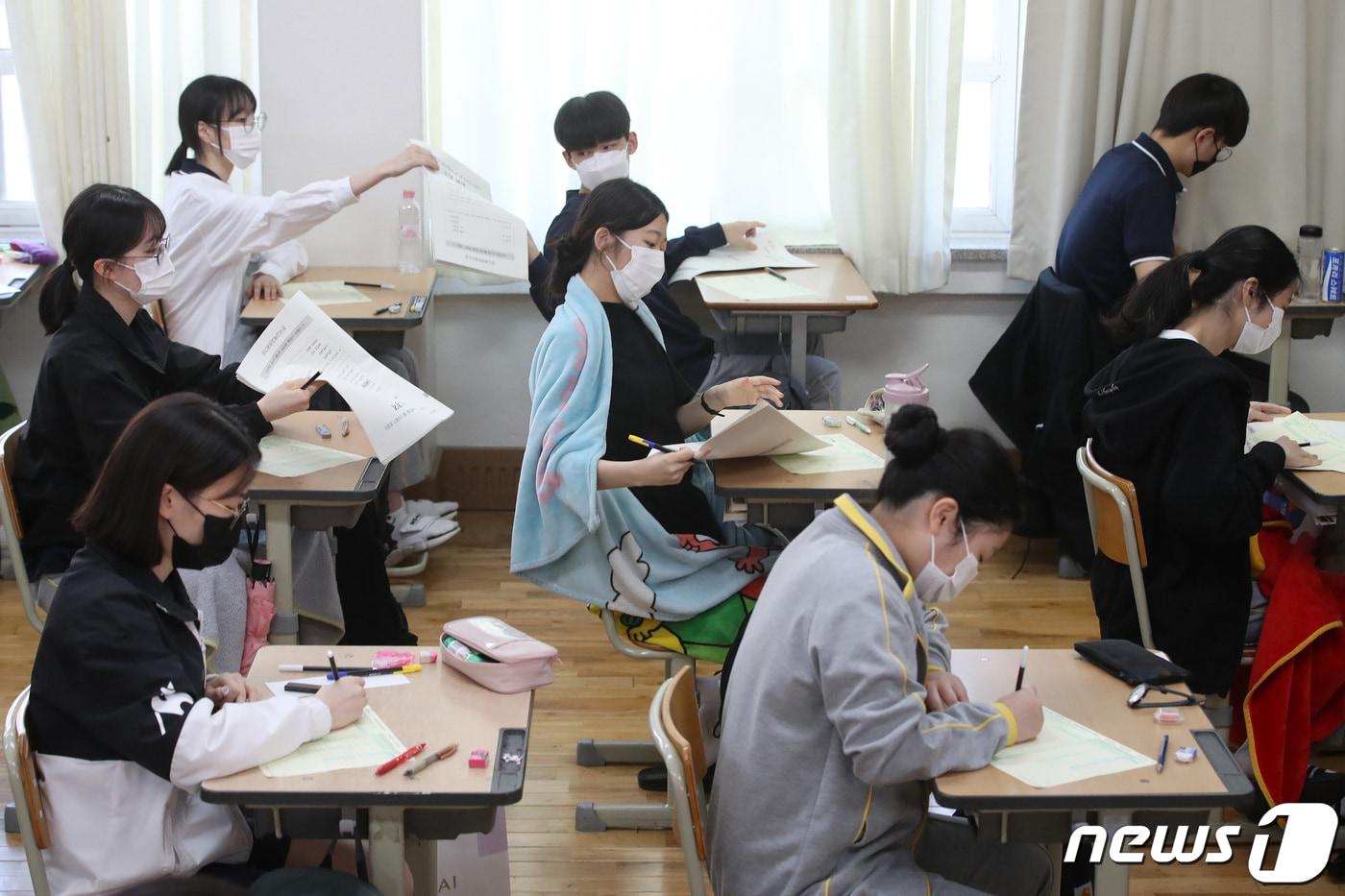 본문 이미지 - 학생들이 대학수학능력시험 6월 모의평가를 치르고 있다. /뉴스1 ⓒ News1 공정식 기자
