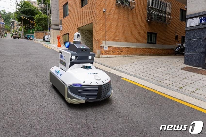 본문 이미지 - 만도의 자율주행 순찰 로봇 ‘골리(Goalie)Ⅱ’가 관악구 빌라촌을 순찰하고 있다(만도 제공)ⓒ 뉴스1