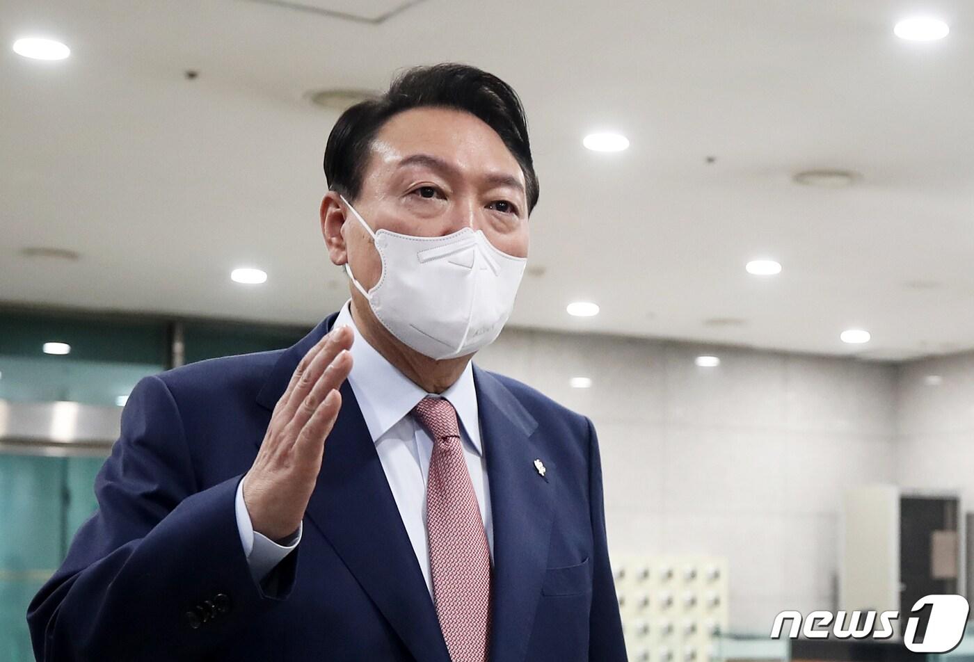 본문 이미지 - 윤석열 대통령이 지난 6월9일 용산 대통령실 청사로 출근하며 취재진의 질문에 답하고 있다. 윤 대통령은 이 자리에서 이명박 전 대통령의 사면과 관련해 "이십몇년간 수감생활을 하게 하는 것은 과거 전례에 비춰 안 맞지 않나"며 8·15 광복절 특별사면 가능성을 시사했다. (대통령실사진기자단) 2022.6.9/뉴스1 ⓒ News1 오대일 기자
