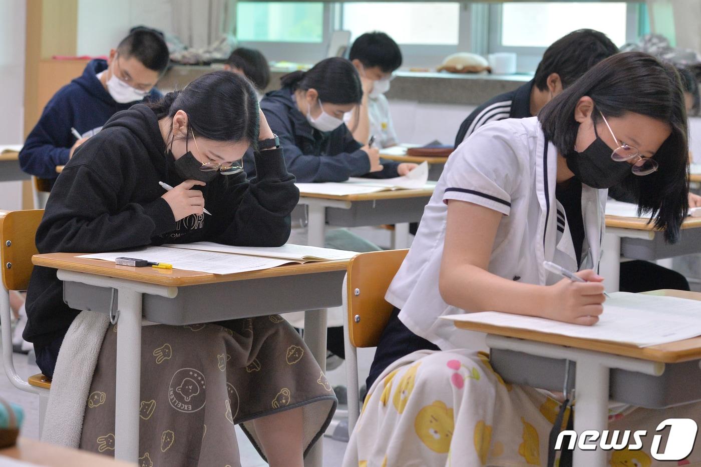 본문 이미지 - 2023학년도 대학수학능력시험 6월 모의평가를 치르는 수험생들. /뉴스1 ⓒ News1 최창호 기자