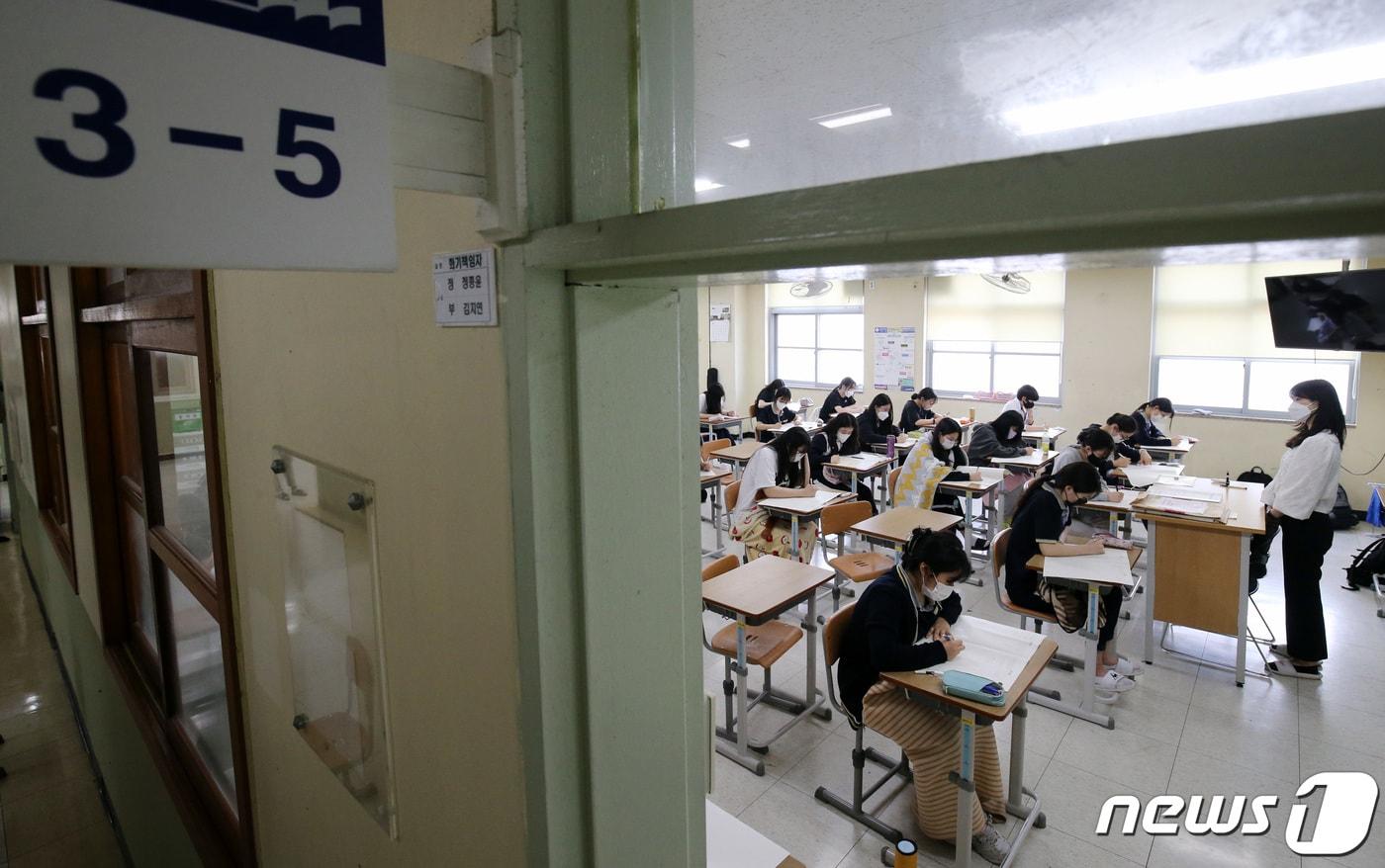 본문 이미지 - 대전 서구 둔원고등학교에서 지난 9일 고3 수험생들 2023학년도 대학수학능력시험을 앞두고 실시된 6월 모의평가를 치르고 있다. /뉴스1 ⓒ News1 김기태 기자