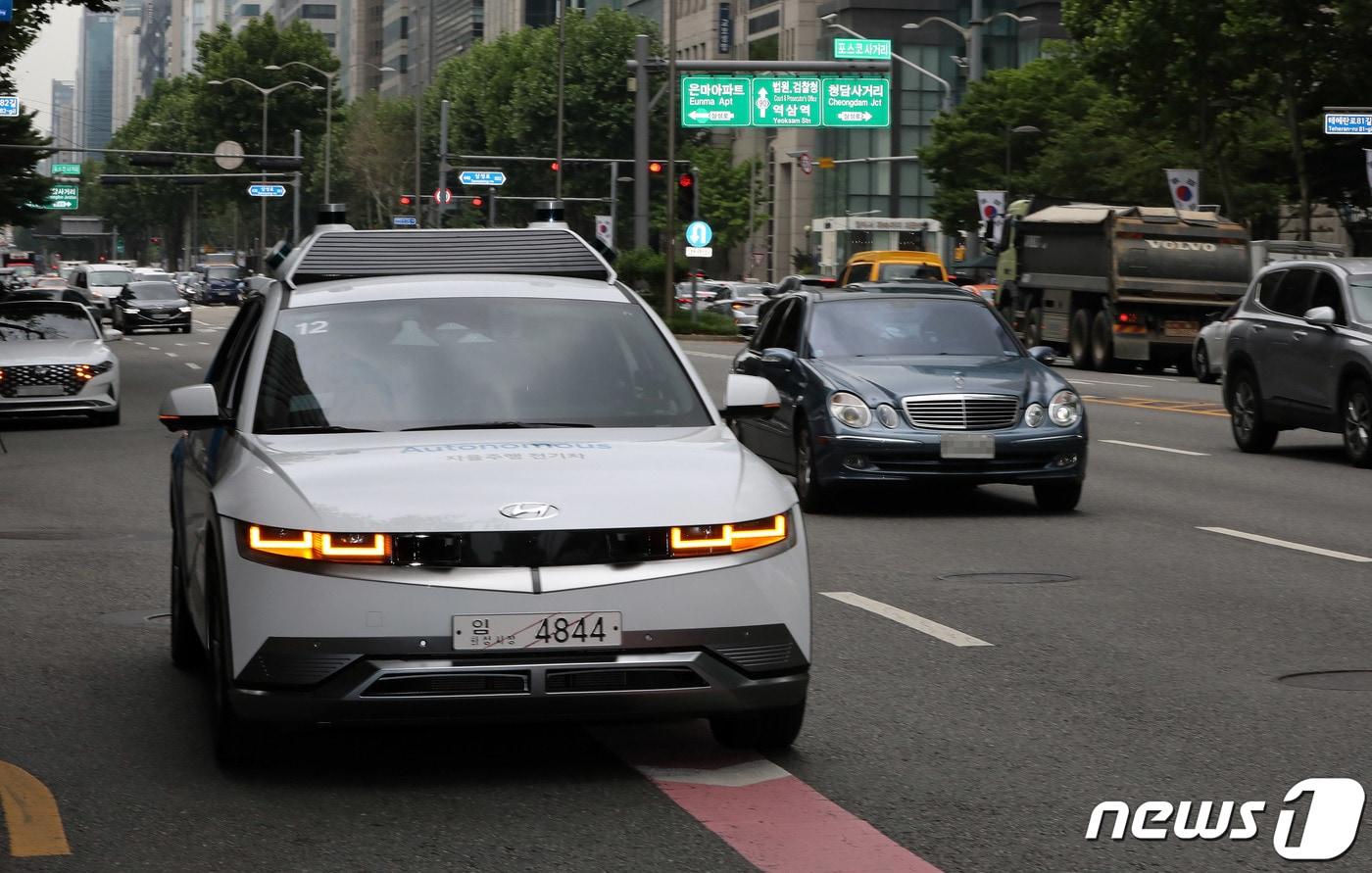 지난 6월 9일 현대자동차의 자율주행 전기차 로보라이드가 서울 강남구 테헤란로에서 시범운행을 하고 있다. 2022.6.9/뉴스1 ⓒ News1 박세연 기자