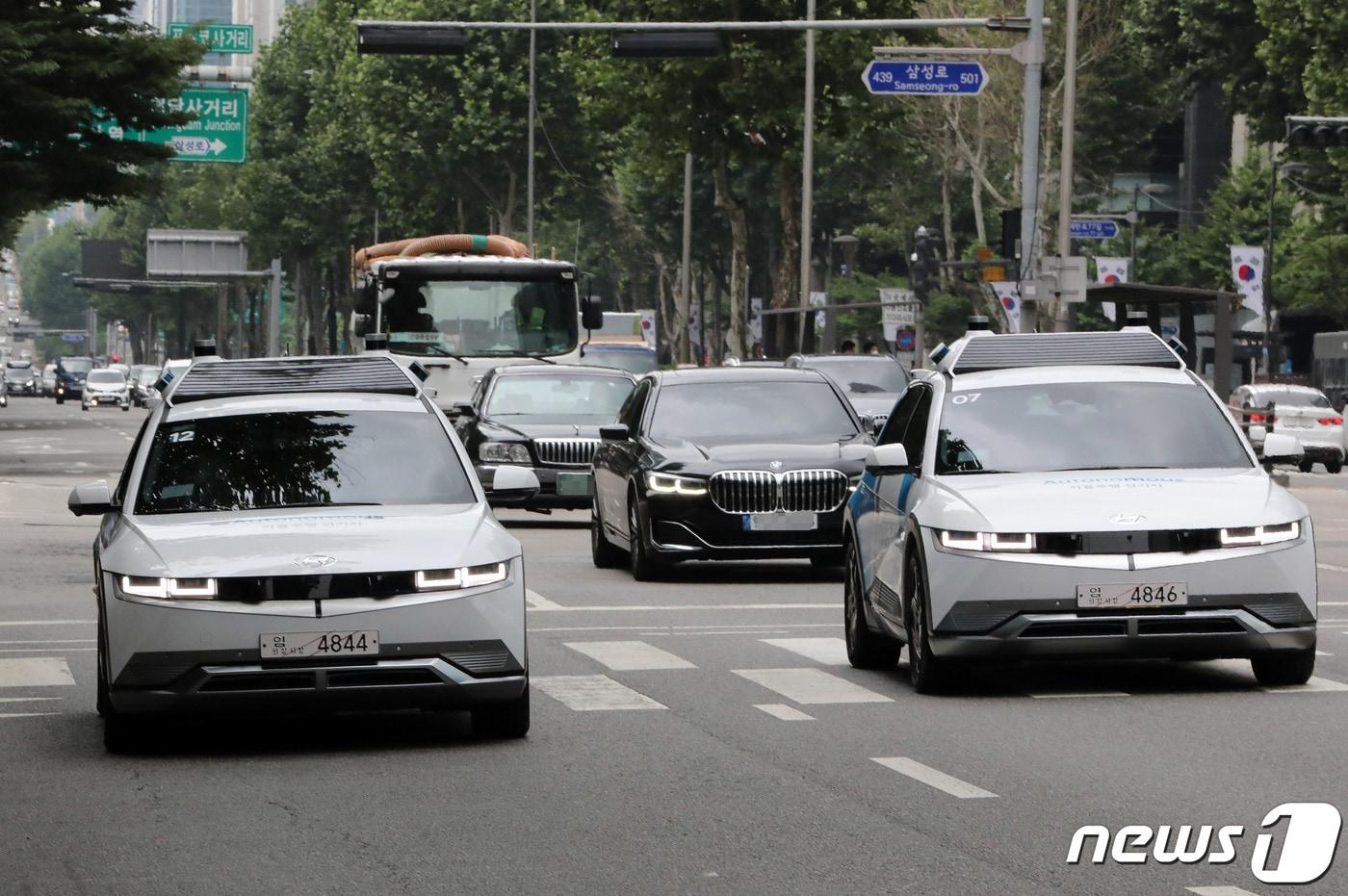 본문 이미지 - 9일 현대자동차의 자율주행 전기차 로보라이드가 서울 강남구 테헤란로에서 시범운행을 하고 있다. 2022.6.9/뉴스1 ⓒ News1 박세연 기자