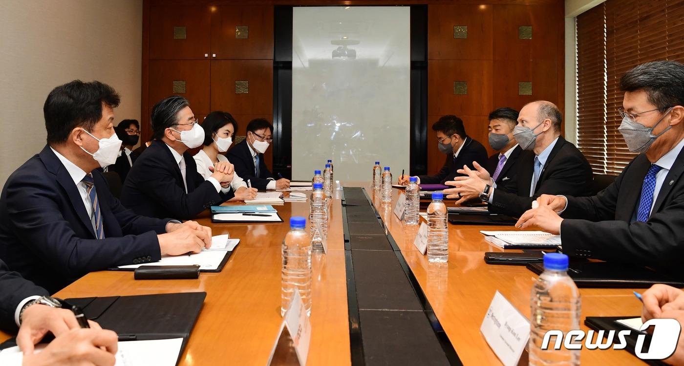 정승일 한국전력 사장과 패트릭 프래그먼 WEC&#40;미국 웨스팅하우스&#41; 사장이 지난 8일 서울 서초구 한국전력에서 해외원전시장 공동 진출을 위한 협력강화 방안을 논의하고 있다. &#40;한국전력 제공&#41; 2022.6.9/뉴스1