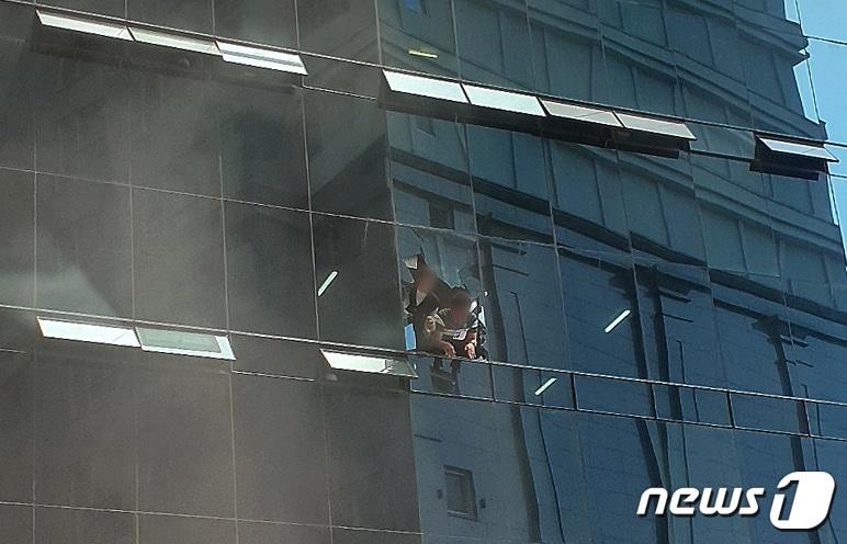 본문 이미지 - 9일 오전 10시55분쯤 대구 수성구 범어동 대구지방법원 인근 7층짜리 빌딩 2층에서 방화로 인한 불이 나 7명이 숨지고 40여명이 다치는 등 다수의 인명피해가 발생했다. 화재 직후 건물 내부에 갇혀있던 시민들이 깨진 유리창을 통해 구조를 요청하고 있다. (독자 제공) 2022.6.9/뉴스1 ⓒ News1 공정식 기자