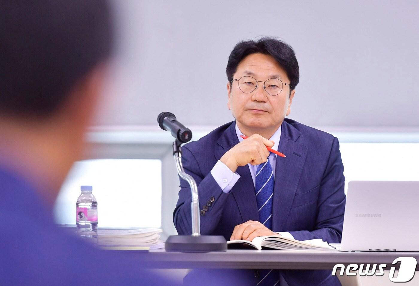 본문 이미지 - 강기정 광주시장 당선인이 9일 광주도시공사에 마련된 새로운 광주시대 준비위원회 회의실에서 본청 실‧국 업무 보고를 받고 있다. (새로운 광주시대 준비위 제공) 2022.6.9/뉴스1 ⓒ News1 