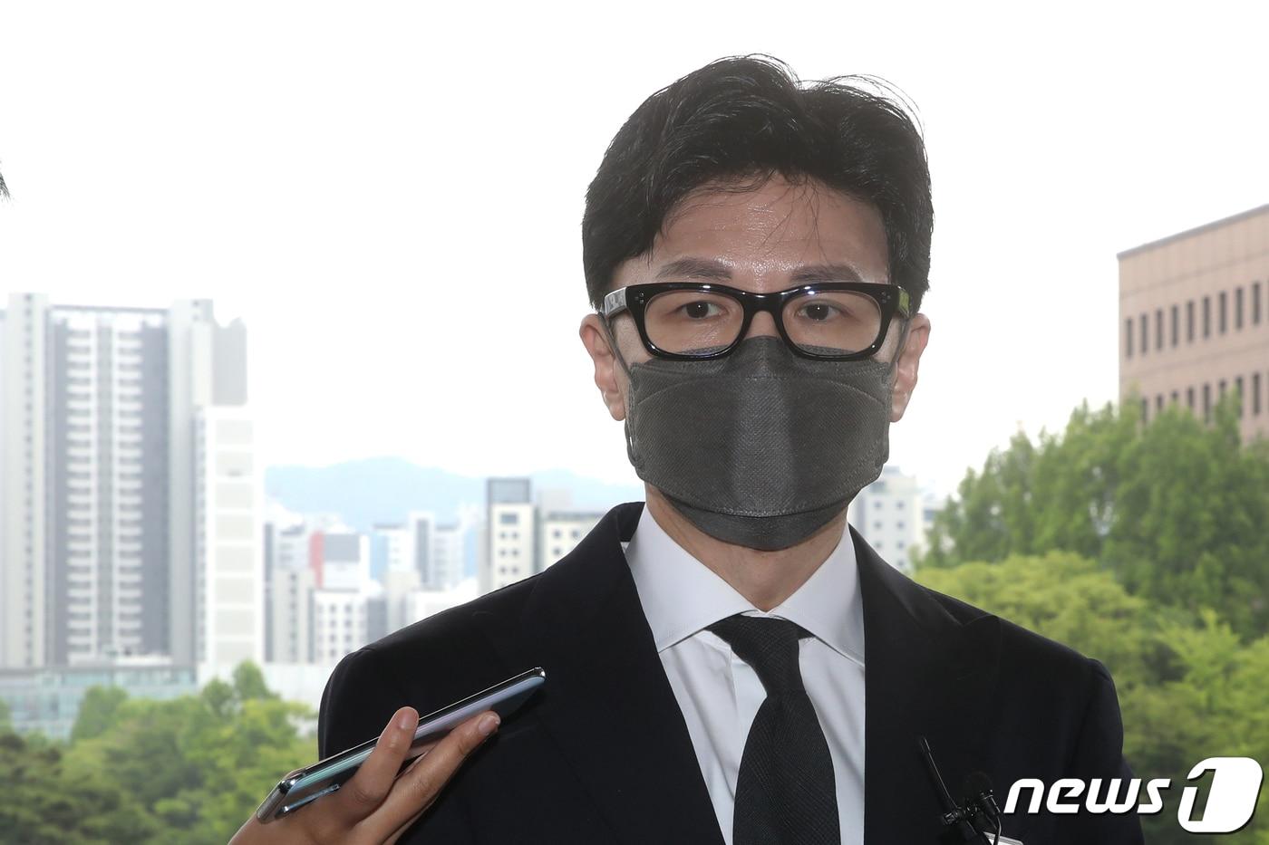 한동훈 법무부장관이 9일 오후 경기 과천시 법무부청사로 들어서며 촉법소년 연령 기준 하향과 관련한 취재진의 질문에 답하고 있다. 2022.6.9/뉴스1 ⓒ News1 이광호 기자