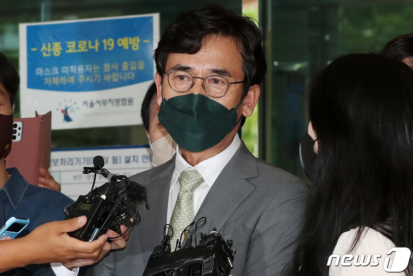 본문 이미지 - 한동훈 법무부 장관의 명예를 훼손한 혐의로 재판에 넘겨진 유시민 전 노무현재단 이사장이 9일 오후 서울 마포구 서울서부지방법원에서 열린 선고 공판을 마친 뒤 법원을 나서며 취재진의 질문에 답하고 있다. 2022.6.9/뉴스1 ⓒ News1 민경석 기자