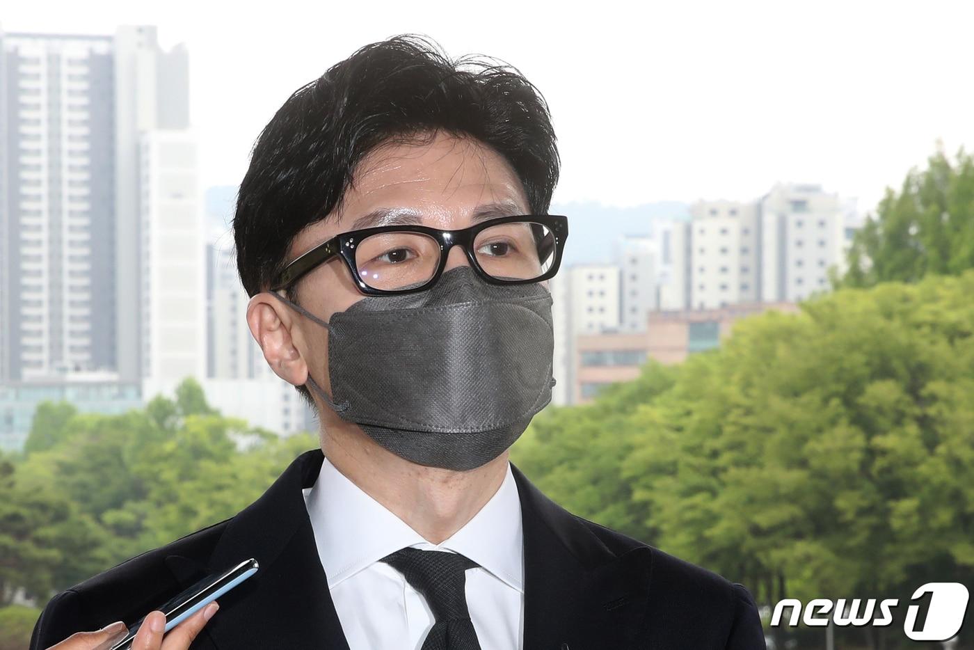 본문 이미지 - 한동훈 법무부 장관이 9일 오후 경기 과천시 법무부 청사로 들어서며 촉법소년 연령 기준 하향과 관련한 취재진의 질문에 답하고 있다. 2022.6.9/뉴스1 ⓒ News1 이광호 기자