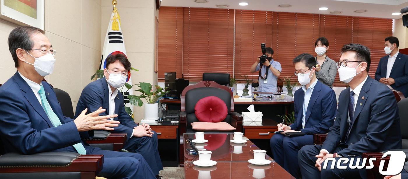 본문 이미지 - 한덕수 국무총리가 9일 세종시 정부세종청사 교육부를 방문, 장상윤 차관과 이야기를 나누고 있다.(교육부 제공) 2022.6.9/뉴스1 ⓒ News1 김기남 기자