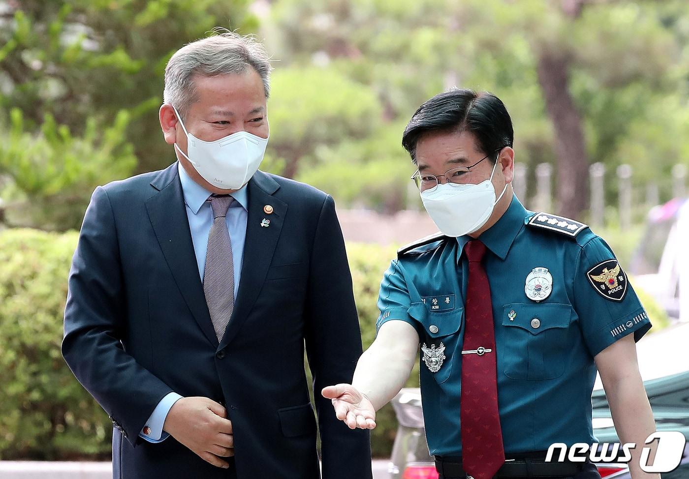 본문 이미지 - 이상민 행정안전부 장관이 9일 오후 서울 서대문구 경찰청에서 김창룡 경찰청장의 안내를 받으며 이동하고 있다. 이날 이 장관은 김창룡 경찰청장과 면담을 나눴다. 2022.6.9/뉴스1 ⓒ News1 박지혜 기자