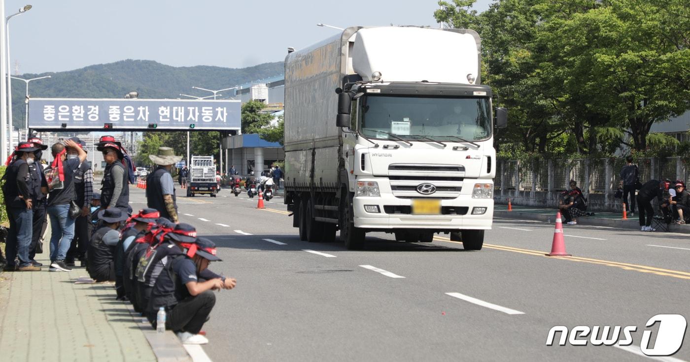 화물연대 총파업 사흘째인 9일 울산시 북구 현대자동차 명촌정문 앞에서 화물연대 울산본부 소속 조합원들이 집회를 하고 있다. 2022.6.8/뉴스1 ⓒ News1 조민주 기자