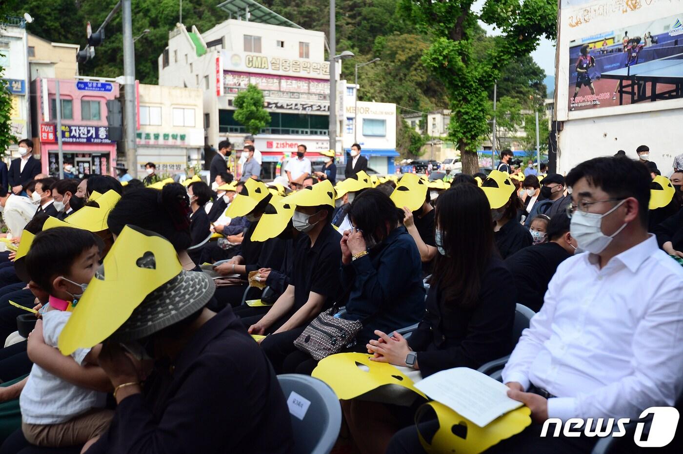 본문 이미지 - 광주 '학동 참사' 1주기인 지난 6월9일 오후 광주 동구 증심사입구역 인근 사고 현장에서 추모식이 열린 가운데 유족들이 오열하고 있다. 지난해 6월9일 광주 동구 학동 재개발 지역에서 철거공사 중이던 5층 건물이 무너져 내려 정차한 54번 버스가 매몰, 탑승객 17명 중 9명이 숨졌다. 2022.6.9/뉴스1 ⓒ News1 정다움 기자