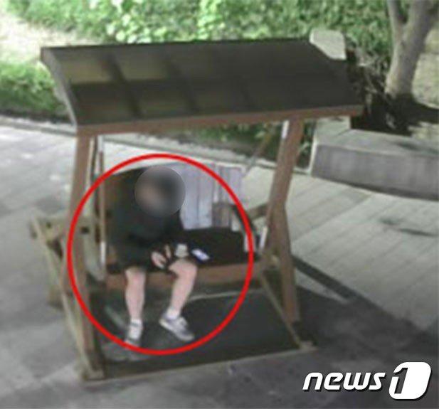 본문 이미지 - 외투 속 현금 훔치는 절도범의 모습(강원경찰청 제공) 2022.6.9/뉴스1