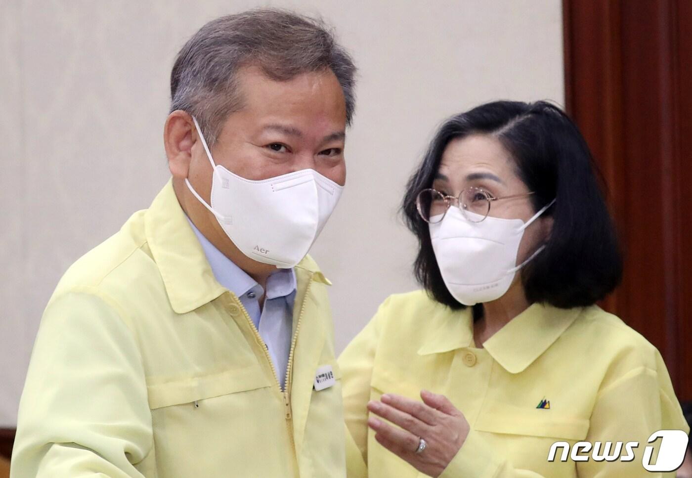 이상민 행정안전부 장관과 김현숙 여성가족부 장관이 서울 종로구 세종대로 정부서울청사에서 열린 코로나19 중대본 회의에서 대화를 나누고 있다. 2022.7.1/뉴스1 ⓒ News1 김명섭 기자
