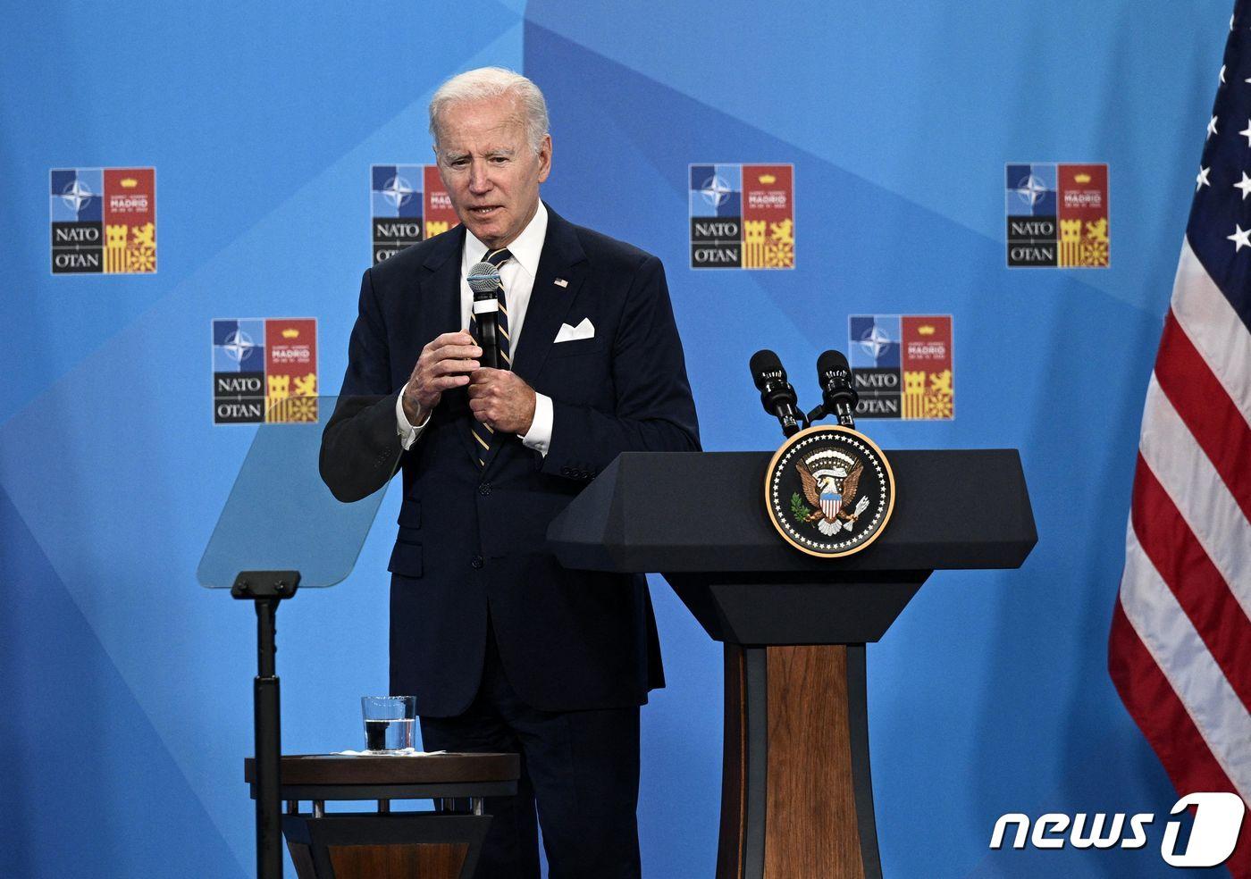 본문 이미지 - 조 바이든 미국 대통령이 30일(현지시간) 스페인 마드리드에서 열린 나토 정상회의서 기자회견 중 취재진 대표들에게 감사 인사를 하고 있다. ⓒ AFP=뉴스1 ⓒ News1 우동명 기자