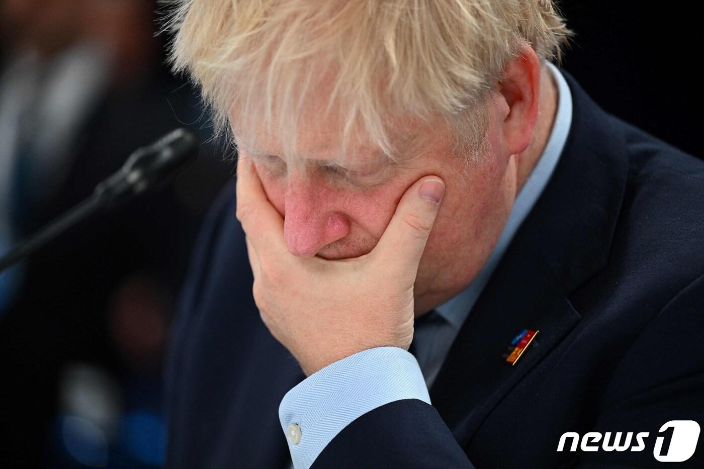 보리스 존슨 영국 총리가 30일(현지시간) 스페인 마드리드에서 열리 나토 정상회의 중 북대서양 회의서 심각한 표정을 하고 있다. ⓒ AFP=뉴스1 ⓒ News1 우동명 기자