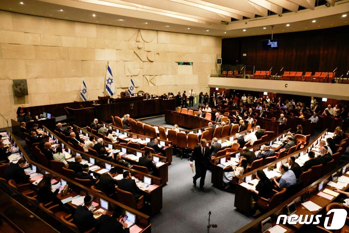 지난달 30일(현지시간) 이스라엘 예루살렘에서 열린 의회. 이날 이스라엘 크네세트(의회)는 집권연정이 제출한 의회 해산안과 11월1일 차기 선거안을 가결 처리했다. 22.06.30 ⓒ AFP=뉴스1 ⓒ News1 김예슬 기자