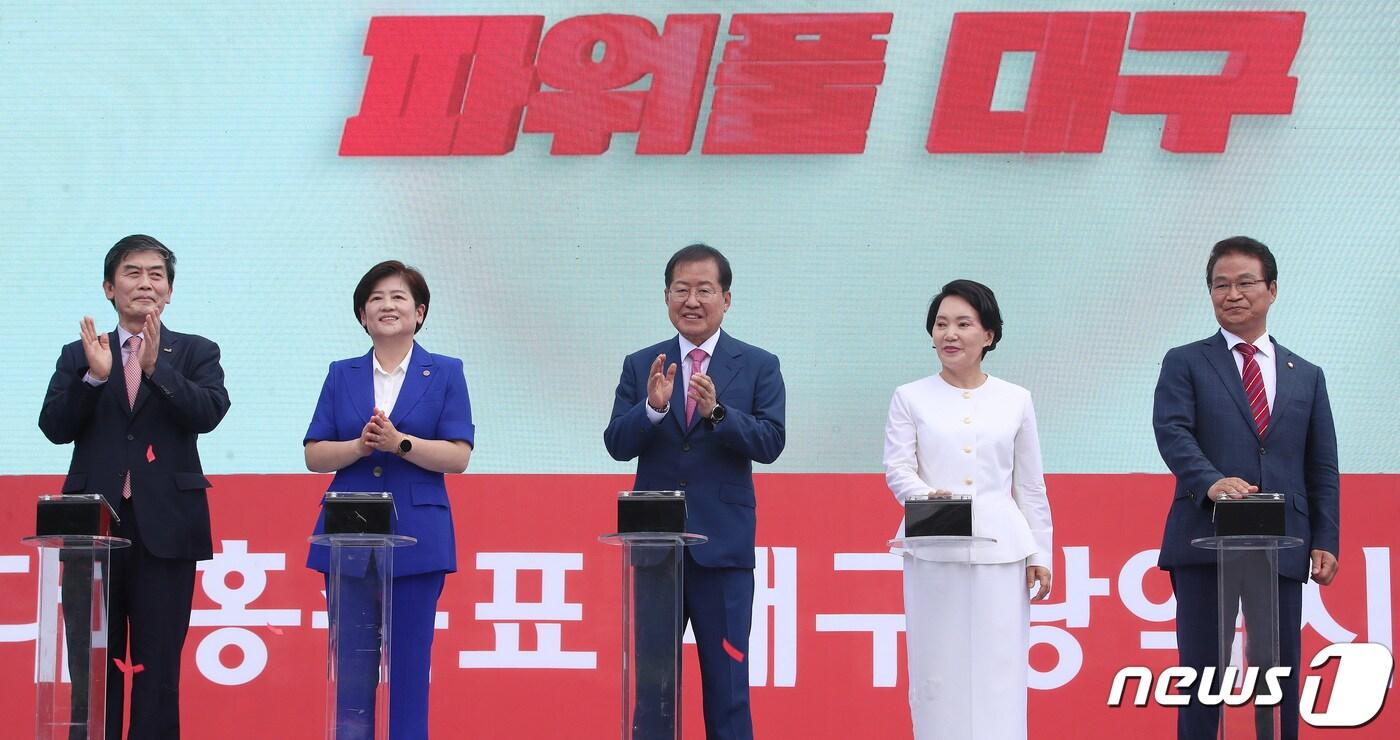 본문 이미지 - 홍준표 신임 대구시장(가운데)이 7월1일 오전 대구 중구 국채보상운동기념공원 화합의 광장에서 열린 제35대 대구시장 취임식에서 취임을 축하하고 파워풀 대구의 출발을 알리는 비전 선포 퍼포먼스에 참여하고 있다. 왼쪽부터 박영석 2·28민주운동기념사업회장, 강은희 대구시교육감, 홍준표 대구지사, 부인 이순삼 여사, 김용판 국민의힘 의원. (사진은 기사 내용과 무관함) 2022.7.1/뉴스1 ⓒ News1 공정식 기자