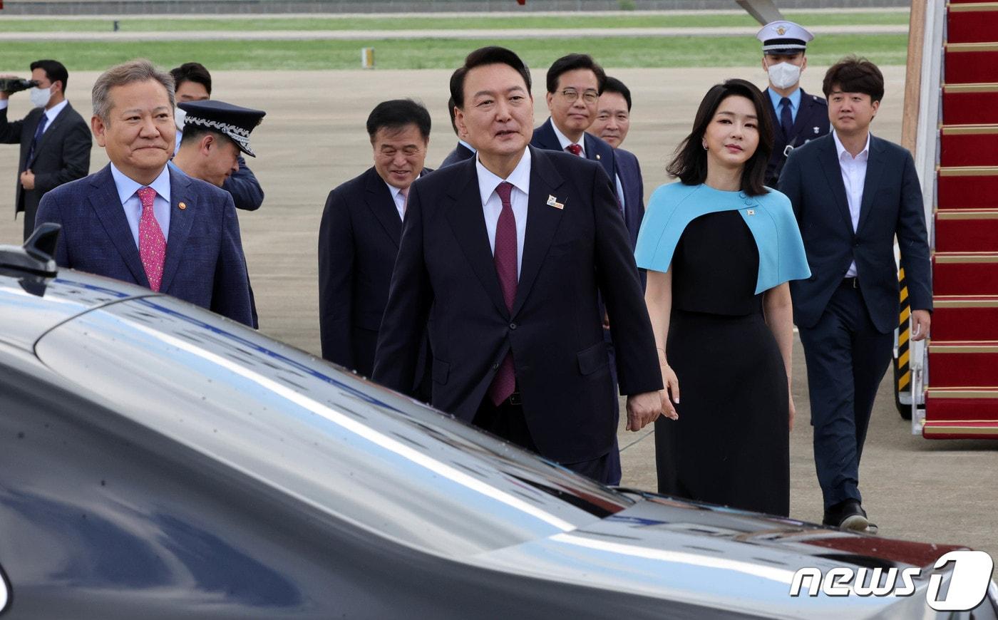 2022년 7월 1일 윤석열 당시 대통령이 3박5일 동안 스페인 마드리드에서 열린 나토(NATO·북대서양조약기구) 정상회의 첫 순방을 마치고 김건희 여사와 경기 성남 서울공항에 도착해 마중나온 이준석 당시 국민의힘 대표 등과 악수한 뒤 차량으로 향하고 있다. (대통령실사진기자단) 2022.7.1/뉴스1 ⓒ News1 안은나 기자