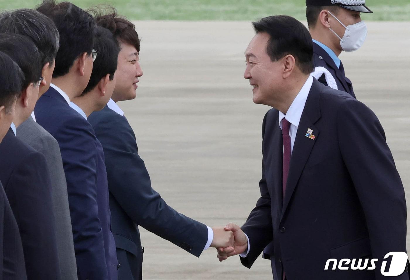 본문 이미지 - 2022년 7월 1일 윤석열 대통령이 3박5일 동안 스페인 마드리드에서 열린 나토(NATO·북대서양조약기구) 정상회의 첫 순방을 마치고 김건희 여사와 경기 성남 서울공항에 도착해 마중나온 이준석 국민의힘 대표와 악수하고 있다. (대통령실사진기자단) 2022.7.1/뉴스1 ⓒ News1 안은나 기자