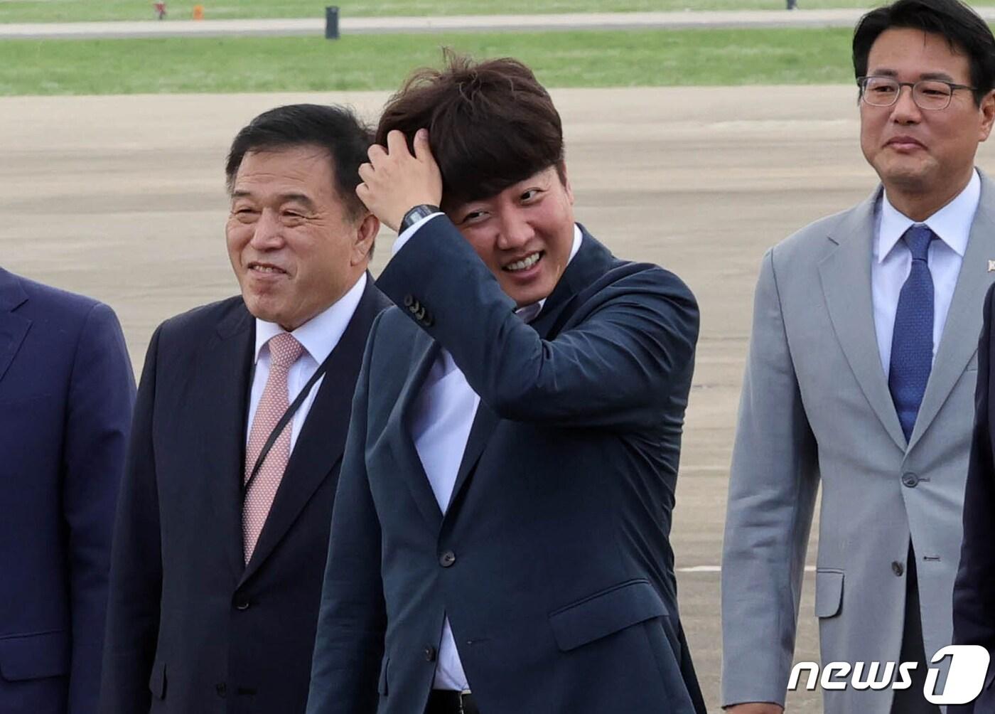 본문 이미지 - 이준석 국민의힘 대표가 1일 윤석열 대통령과 김건희 여사를 영접한 뒤 겸연쩍은 듯 머리를 긁고 있다. 윤 대통령은 3박5일 동안 스페인 마드리드에서 열린 나토(NATO·북대서양조약기구) 정상회의 첫 순방을 마치고 경기 성남 서울공항에 도착해 이상민 행정안전부 장관, 송언석 국민의힘 원내수석부대표, 성일종 정책위의장, 이진복 정무수석, 이준석 국민의힘 대표, 김태효 국가안보실 1차장, 박진 외교부 장관의 마중을 받았다. (대통령실사진기자단) ⓒ News1 안은나 기자