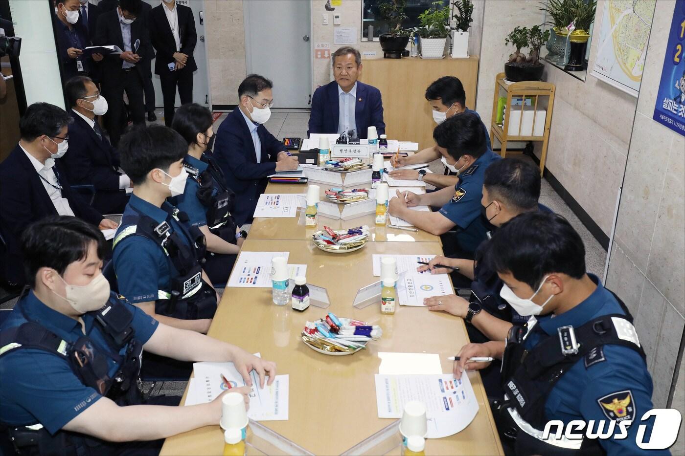 본문 이미지 - 이상민 행정안전부장관이 1일 오후 서울경찰청 마포경찰서 홍익지구대를 방문해 경찰관들과 간담회를 하고 있다. 이 장관은 최근 행안부가 발표한 경찰 제도 개선안에 대한 일선 경찰관들의 의견을 듣고, 민원 최접점인 지구대 근무 경찰관들을 격려하기 위해 이날 지구대를 방문했다. (공동취재)2022.7.1/뉴스1 ⓒ News1 이광호 기자