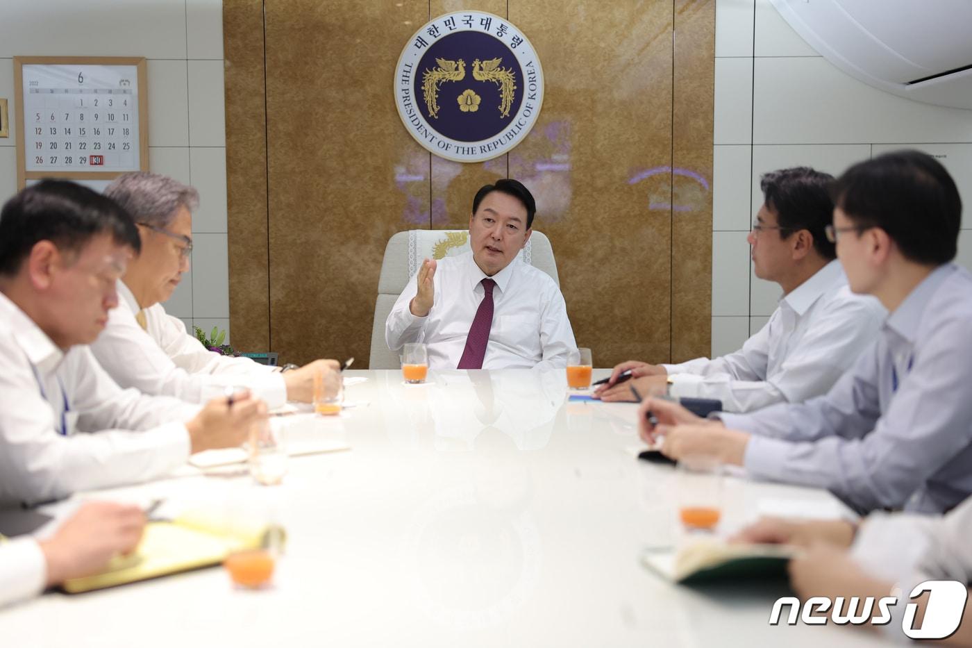 본문 이미지 - 나토(NATO·북대서양조약기구) 정상회의 첫 순방을 마친 윤석열 대통령이 1일 스페인 마드리드에서 성남 서울공항으로 돌아오는 공군 1호기 기내에서 참모들과 회의를 하고 있다. (대통령실 제공) 2022.7.1/뉴스1 ⓒ News1 오대일 기자