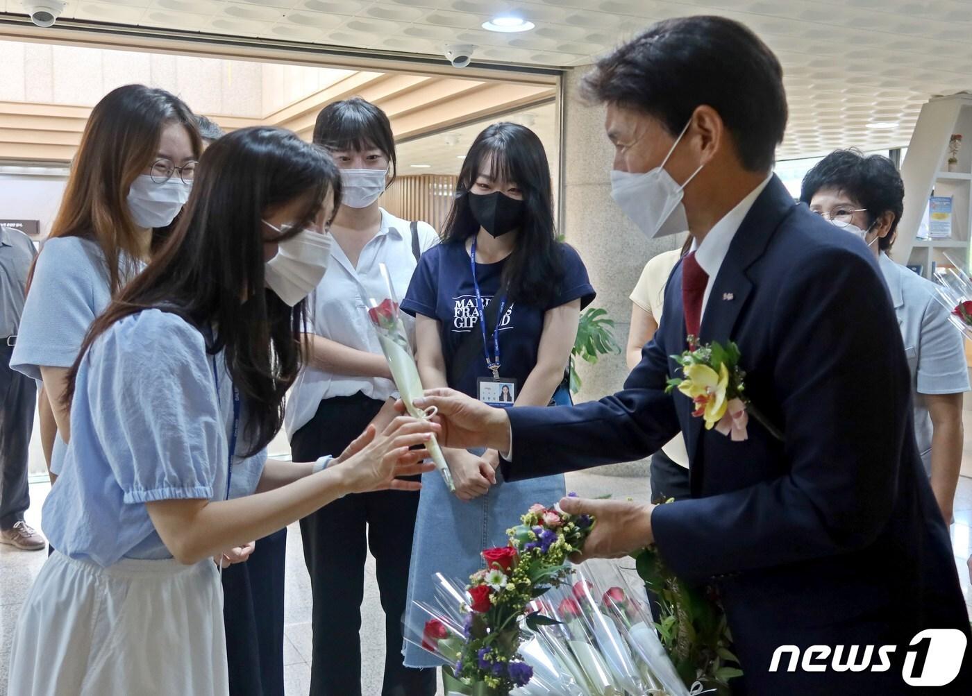 본문 이미지 - 이태훈 대구 달서구청장이 민선8기 임기 첫날인 1일 구화(區花)인 장미를 직원들에게 전달하고 있다. (달서구 제공) 2022.7.1ⓒ 뉴스1