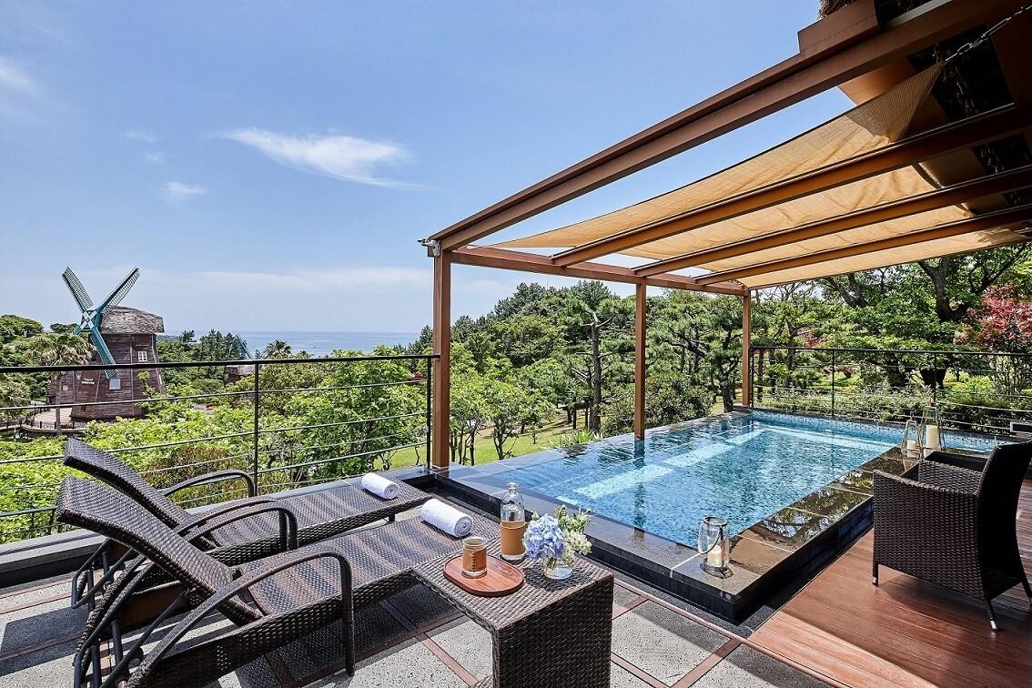 본문 이미지 - 풀빌라 스위트 룸의 인피니티 엣지 풀(롯데호텔 제주 제공)ⓒ 뉴스1