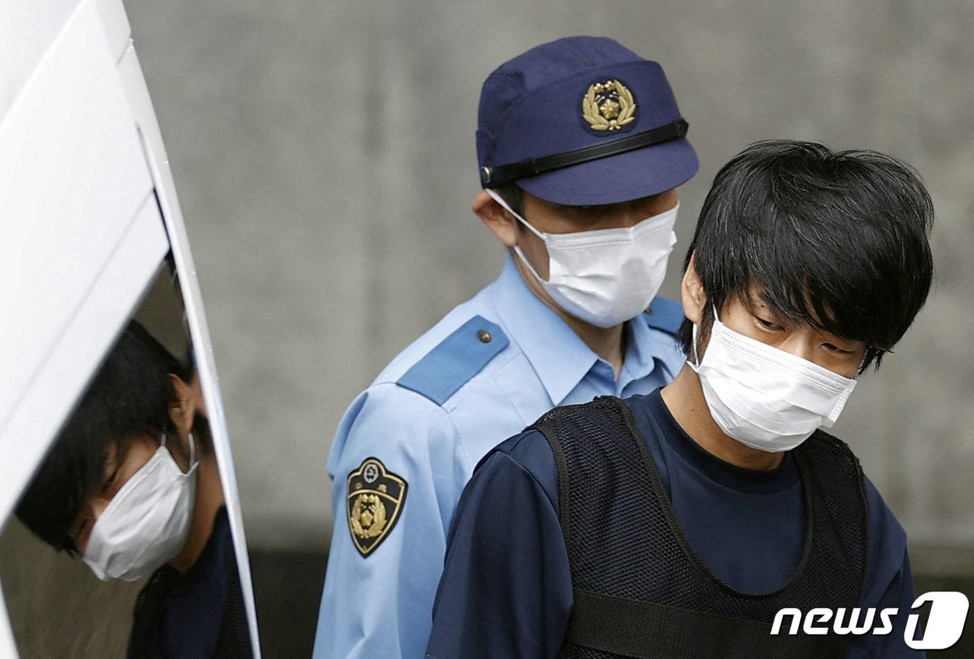 아베 신조 전 일본 총리를 피격 살해한 혐의를 받고 있는 야마가미 테츠야가 10일 일본 나라현 나라시 경찰서에서 검찰로 이송되고 있다. ⓒ 로이터=뉴스1 ⓒ News1 박정호 기자