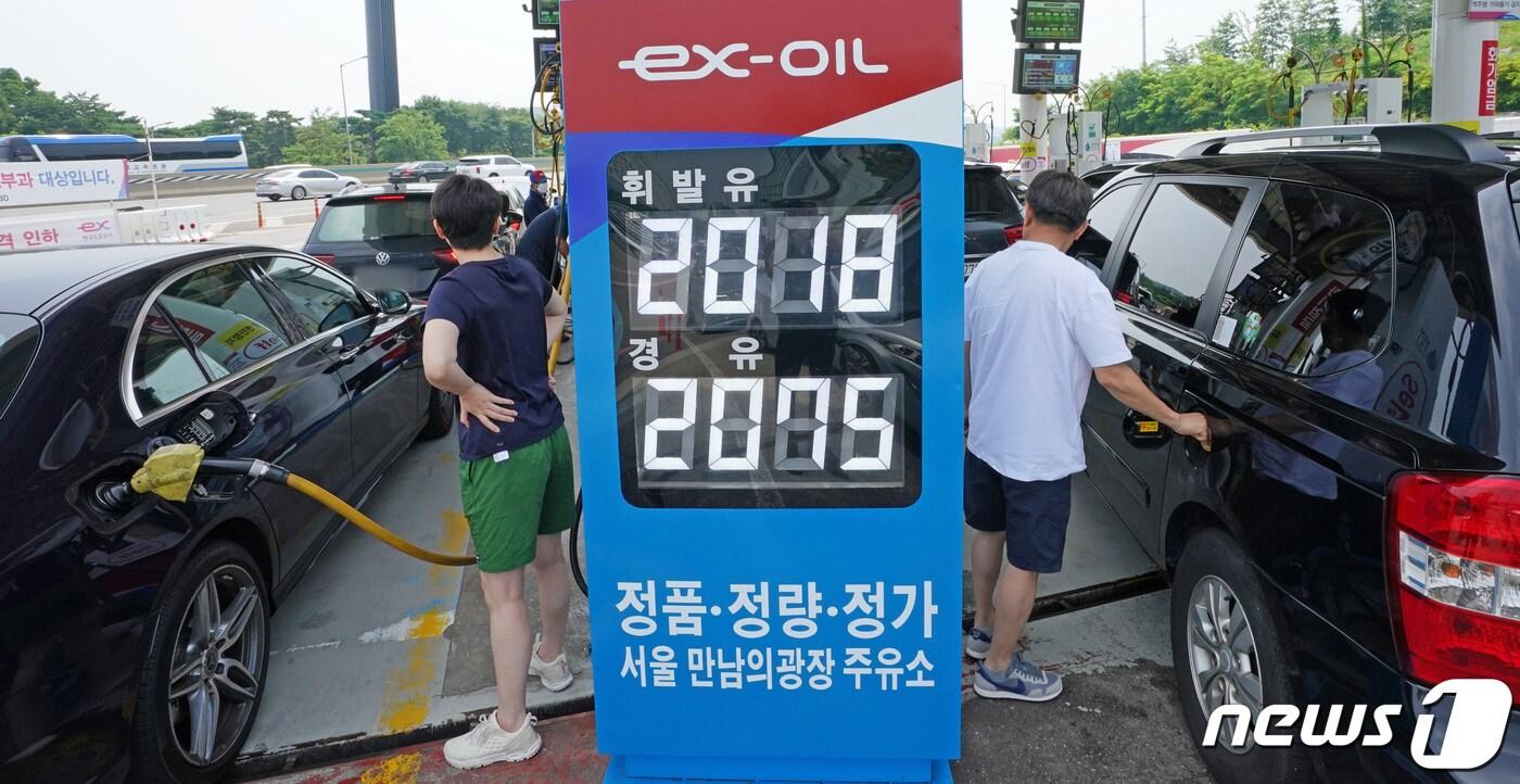 본문 이미지 - 정부의 유류세 추가 인하 조치로 9주 만에 기름값 상승세가 꺾인 10일 서울 서초구 만남의광장 알뜰주유소에서 시민들이 주유하고 있다. 이날 한국석유공사 오피넷에 따르면 오전 11시 기준 전국 주유소 휘발유의 리터(L)당 평균 가격은 2096.32원, 경유는 2135.28원으로 집계됐다. 2022.7.10/뉴스1 ⓒ News1 조태형 기자