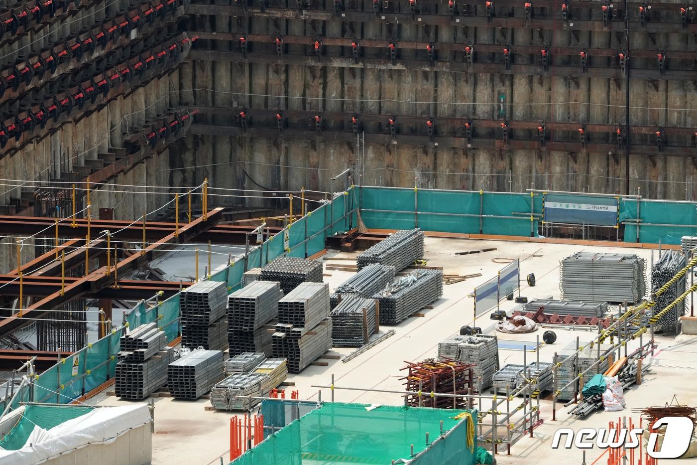 본문 이미지 - 서울 시내 아파트 공사 현장. (자료사진) ⓒ 뉴스1 조태형 기자