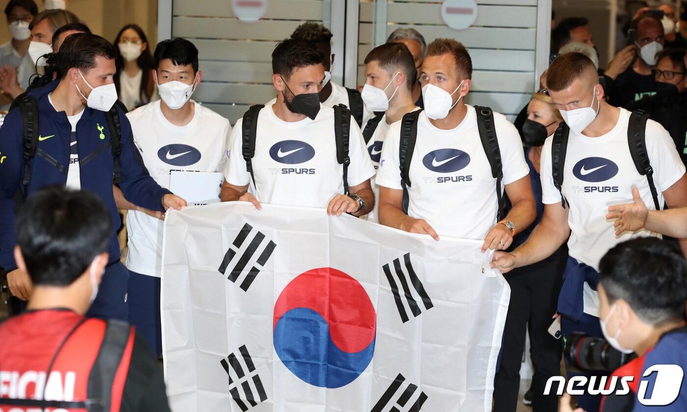 본문 이미지 - 프리 시즌 투어를 위해 입국한 토트넘 동료들과 손흥민이 10일 오후 인천국제공항 제2터미널 입국장에서 태극기를 들고 기념 촬영을 하고 있다. (공동취재) 2022.7.10/뉴스1 ⓒ News1 민경석 기자