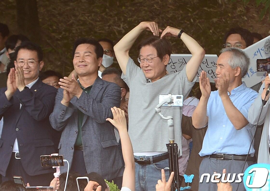 본문 이미지 - 더불어민주당 당대표 유력주자인 이재명 의원이 10일 광주를 찾아 5.18기념공원에서 시민들과 함께 '이재명과 위로걸음 광주시편' 행사를 진행하고 있다.2022.7.10/뉴스1 ⓒ News1 박준배 기자