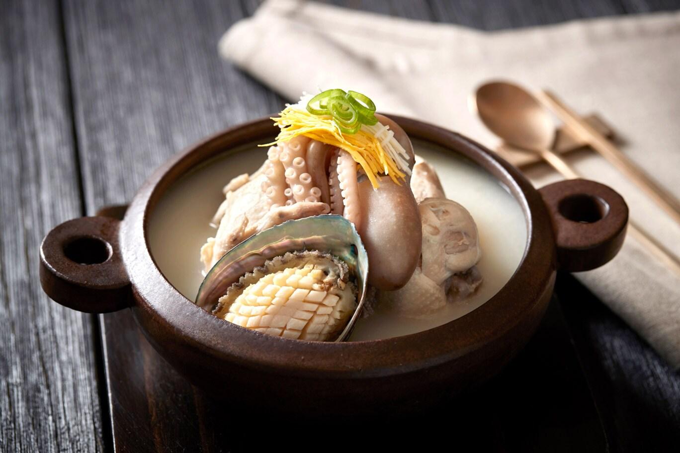 본문 이미지 - 워커힐 한식당 '온달'에서 선보이는 '온달 해신탕'(워커힐 제공)ⓒ 뉴스1