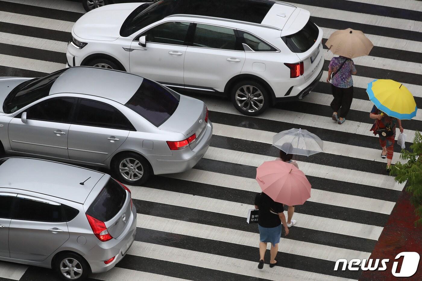 꼬리물기를 하다 횡단보도에 멈춰선 차량들 ⓒ News1 공정식 기자