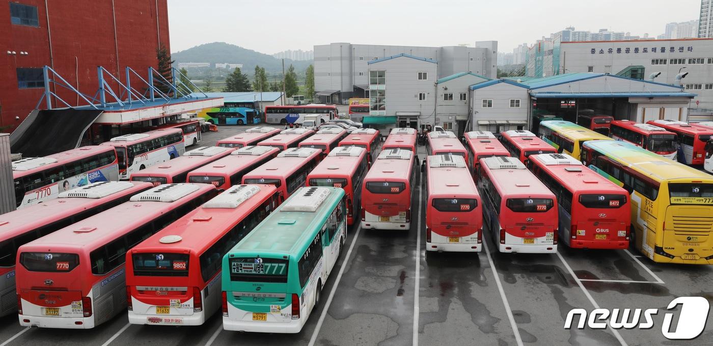 노사 협상 결렬로 경진여객의 입석금지에 이어 전면파업이 시작된 11일 오전 경기 수원시 권선구 경진여객 버스차고지에 파업 중인 버스들이 주차돼 있다. 2022.7.11/뉴스1 ⓒ News1 김영운 기자